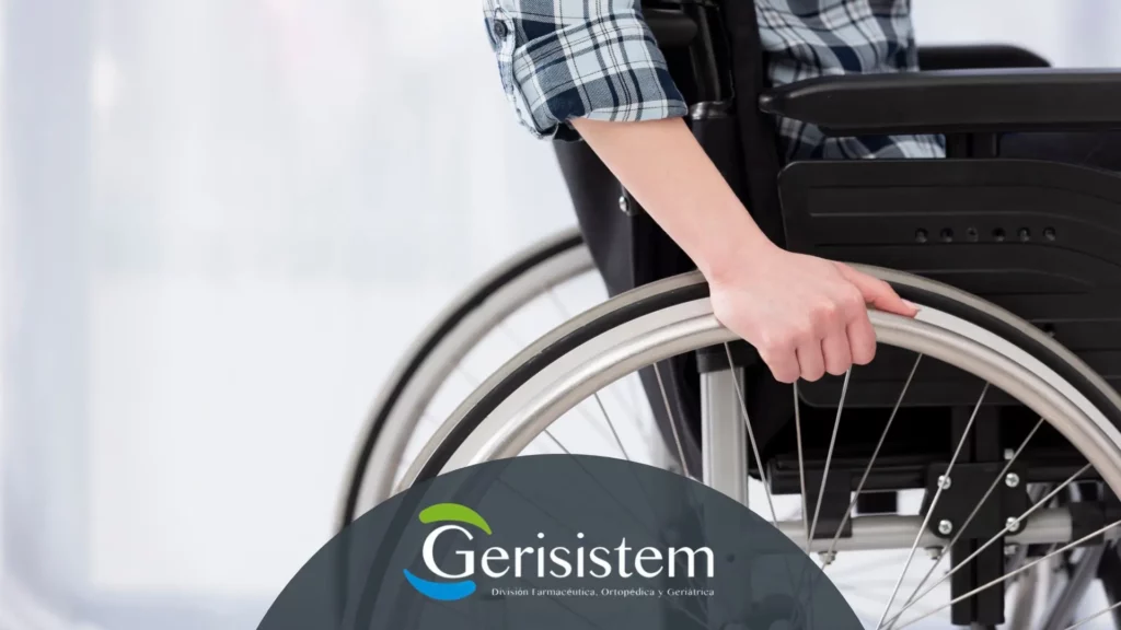 Profesional midiendo una silla de ruedas para ajustarla al usuario y evitar lesiones