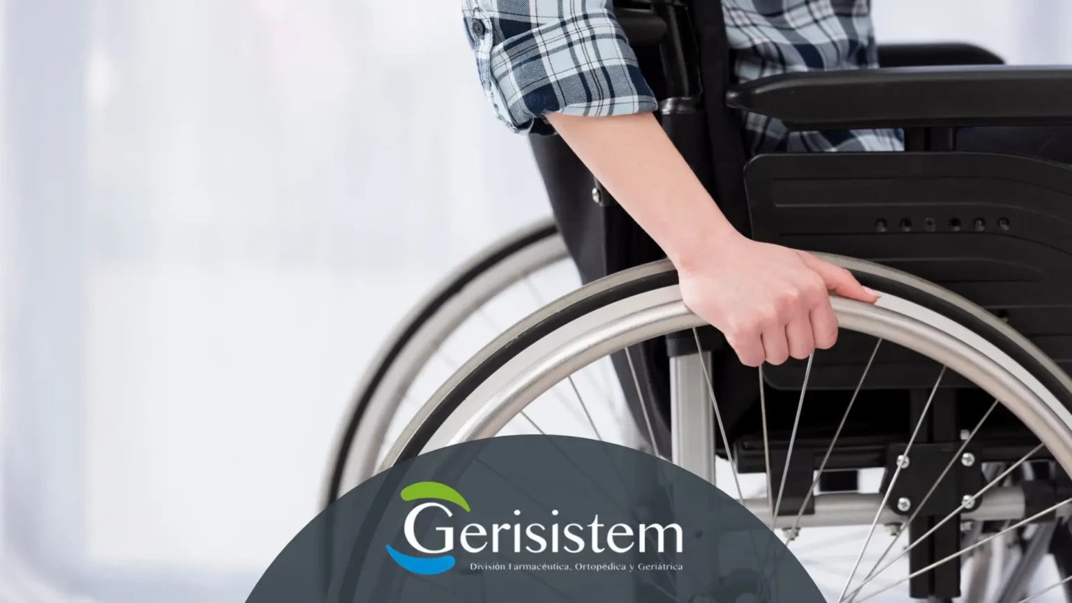 Profesional midiendo una silla de ruedas para ajustarla al usuario y evitar lesiones