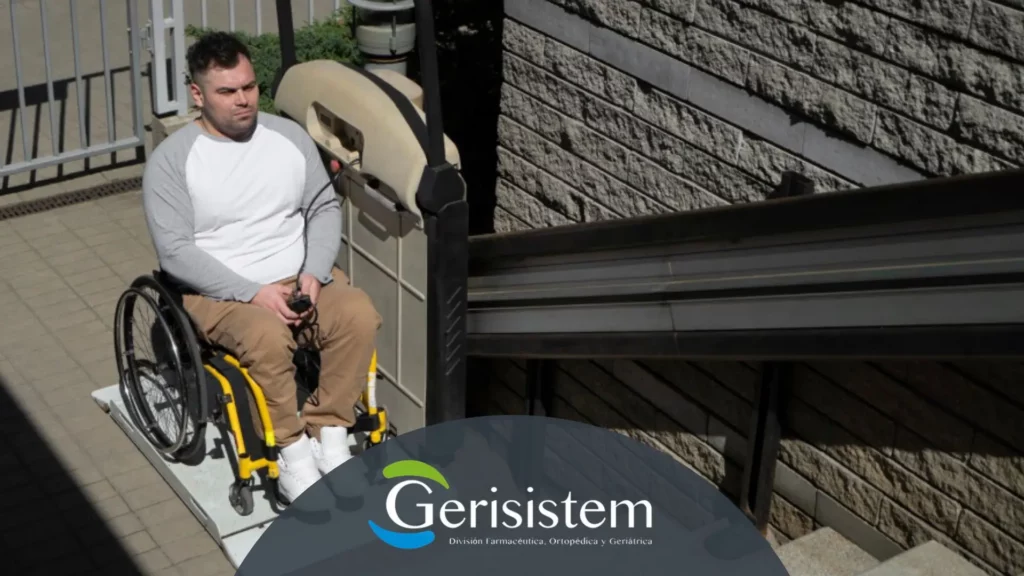 Persona mayor utilizando una silla salvaescaleras portátil para subir escaleras sin instalación fija