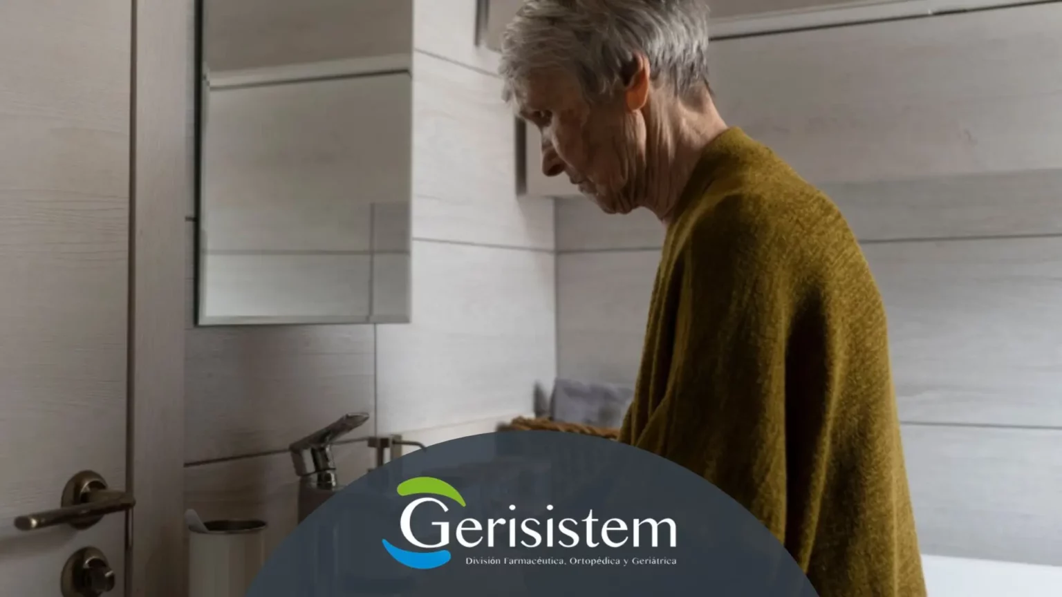 Baño pequeño adaptado con barras de apoyo, asiento de ducha y ayudas técnicas sin hacer obra