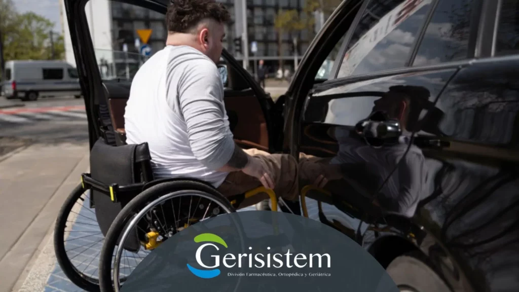 Persona mayor adaptando su entorno según pérdida de movilidad temporal o permanente
